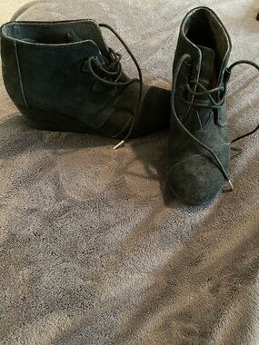 Tom’s Women's Black Suede Lace-Up Wedge Ankle Boots